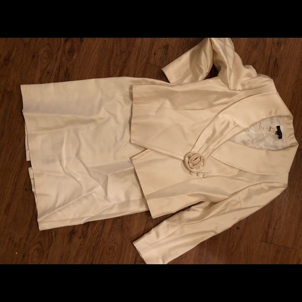 Tahari woman’s suit